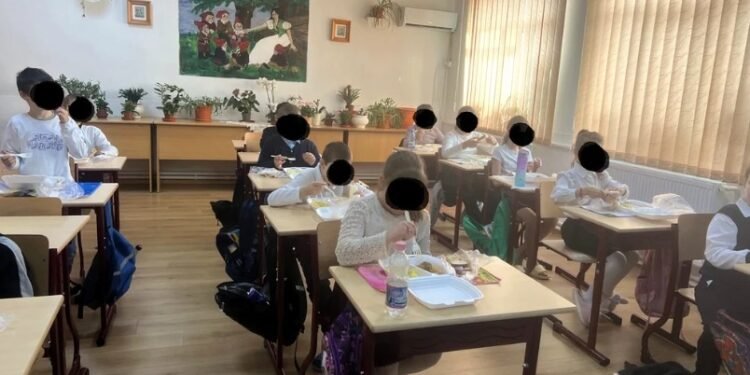 Localitatea din România în care copiii vin la școală pentru că primesc mâncare