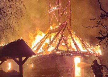 Video-Biserică de patrimoniu din Muzeul Satului Bănățean, mistuită de flăcări