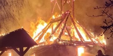 Video-Biserică de patrimoniu din Muzeul Satului Bănățean, mistuită de flăcări
