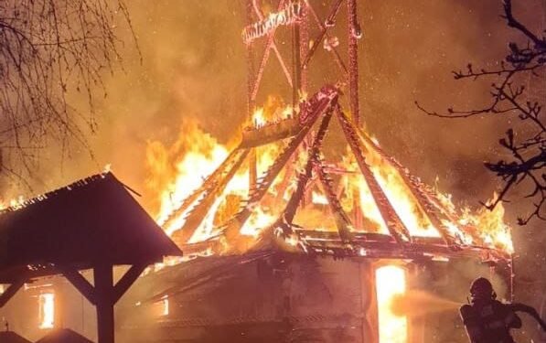 Video-Biserică de patrimoniu din Muzeul Satului Bănățean, mistuită de flăcări