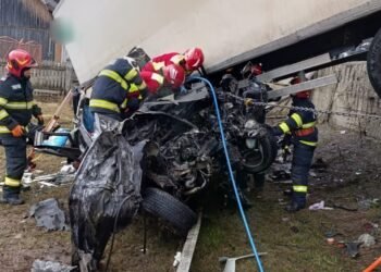 FOTO:  Accident mortal la Poiana Stampei. Un șofer și-a pierdut viața după impactul cu un autotren