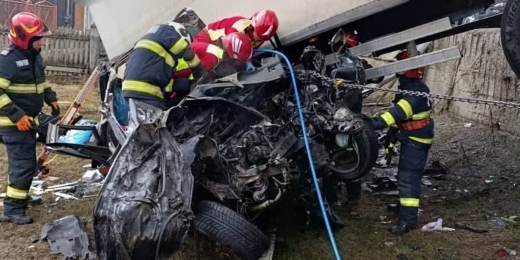 FOTO: Accident mortal la Poiana Stampei. Un șofer și-a pierdut viața după impactul cu un autotren