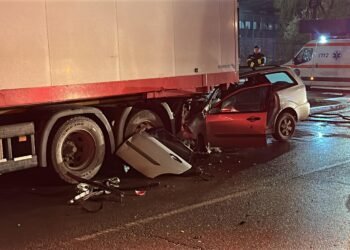 Video: Tragedie pe șoselele din Iași: un tânăr de 18 ani, cu permis de o lună, în stare gravă după ce s-a izbit cu mașina sub un tir