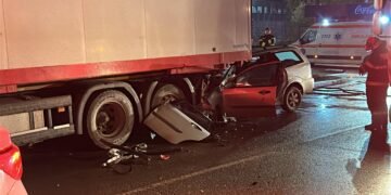 Video: Tragedie pe șoselele din Iași: un tânăr de 18 ani, cu permis de o lună, în stare gravă după ce s-a izbit cu mașina sub un tir