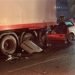Video: Tragedie pe șoselele din Iași: un tânăr de 18 ani, cu permis de o lună, în stare gravă după ce s-a izbit cu mașina sub un tir