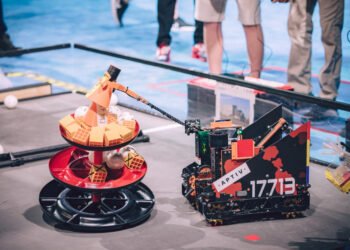5 echipe de elevi vor pleca la Campionatul de Robotică FIRST din Houston din SUA!