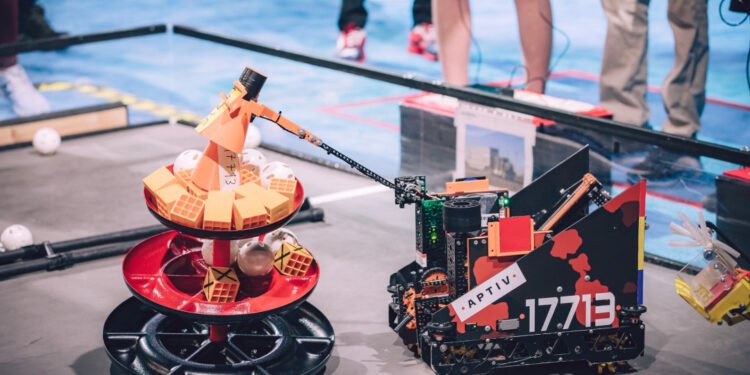 5 echipe de elevi vor pleca la Campionatul de Robotică FIRST din Houston din SUA!