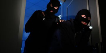 Hoții de un milion, bătuți de teren accidentat! Fuga prin pădure s-a terminat cu o excursie la secție