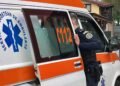 Nou-născut salvat din toaleta din curte, după ce mama a spus că este mort