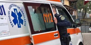 Nou-născut salvat din toaleta din curte, după ce mama a spus că este mort