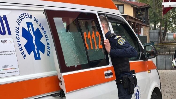 Nou-născut salvat din toaleta din curte, după ce mama a spus că este mort