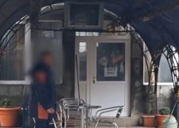 Dolj: „Crești un copil să te omoare după aceea”. Bătrână bolnavă, bătută cu bestialitate de propriul fiu, consilier local