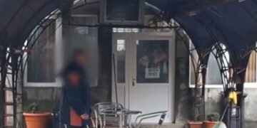 Dolj: „Crești un copil să te omoare după aceea”. Bătrână bolnavă, bătută cu bestialitate de propriul fiu, consilier local