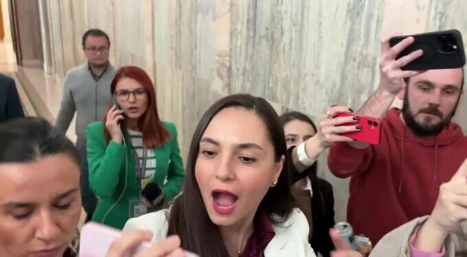 A sunat la 112 să scape de jurnaliști, dar a primit doar un avertisment! Președinta POT, în „pericol” de întrebări incomode