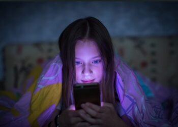 Specialiștii trag un semnal de alarmă! A scăzut pragul de vârstă pentru copii pe rețele sociale la 5 ani