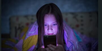 Specialiștii trag un semnal de alarmă! A scăzut pragul de vârstă pentru copii pe rețele sociale la 5 ani