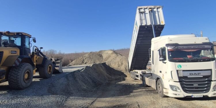 Au început lucrările de modernizare a drumurilor din comuna Aroneanu