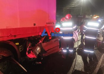 Accident grav pe Bvd. Chisinaului din Iasi dupa ce un autoturism a intrat violent intr-un autocamion