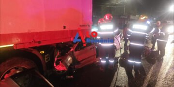Accident grav pe Bvd. Chisinaului din Iasi dupa ce un autoturism a intrat violent intr-un autocamion