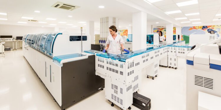 Regina Maria introduce în portofoliu testul de salivă pentru diagnosticarea endometriozei, o inovație majoră în domeniul medical