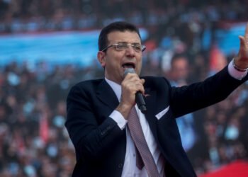 Primarul din Istanbul și alte 100 de persoane au fost reținute în cadrul unei anchete de corupţie