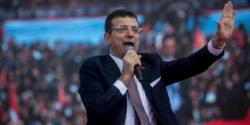 Primarul din Istanbul și alte 100 de persoane au fost reținute în cadrul unei anchete de corupţie