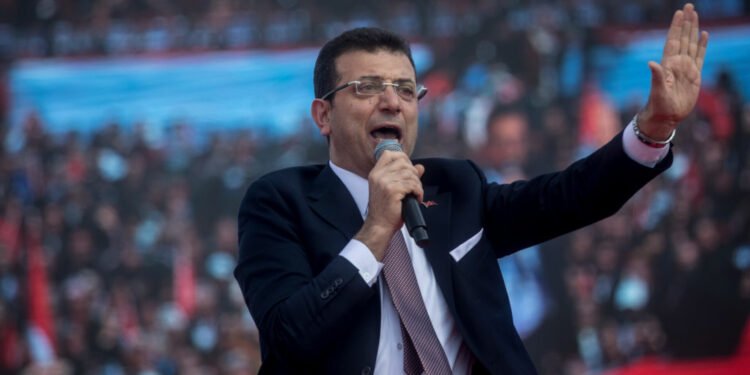 Primarul din Istanbul și alte 100 de persoane au fost reținute în cadrul unei anchete de corupţie