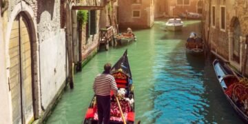 Tot mai multe orașe din lume încetinesc fluxul turistic prin introducerea taxelor de intrare