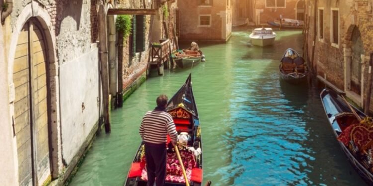 Tot mai multe orașe din lume încetinesc fluxul turistic prin introducerea taxelor de intrare