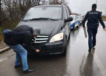 Razie la aeroport! Șoferii care strigă „Bălți, Chișinău” în parcare, verificați de polițiști