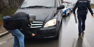 Razie la aeroport! Șoferii care strigă „Bălți, Chișinău” în parcare, verificați de polițiști