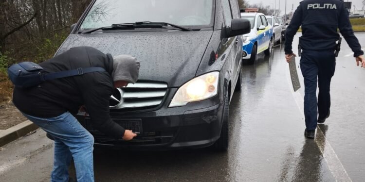 Razie la aeroport! Șoferii care strigă „Bălți, Chișinău” în parcare, verificați de polițiști