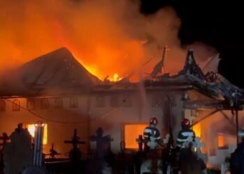 VIDEO-Incendiu devastator la o biserică din Bacău: Preotul a avut nevoie de îngrijiri medicale