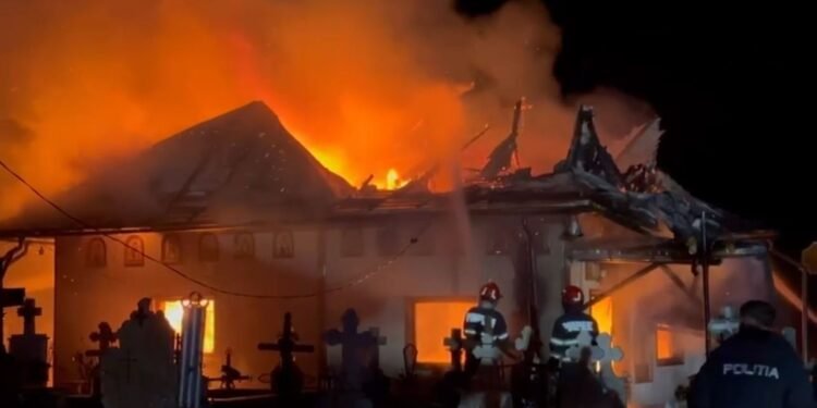VIDEO-Incendiu devastator la o biserică din Bacău: Preotul a avut nevoie de îngrijiri medicale