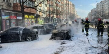 Video-Incendiu pe Calea Moșilor: Șapte mașini afectate, trei distruse complet