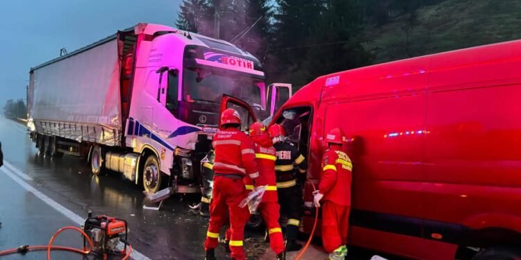 Accident grav în comuna Vama: două persoane încarcerate, transportate la spital