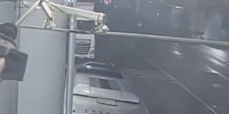 Video-Imagini dramatice: Momentul în care tânărul de 18 ani din Horlești intră cu mașina sub un TIR, pe Calea Chișinăului