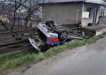Video-Accident în Scobinți: Mașină proiectată într-o țeavă de gaz, două persoane rănite