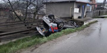 Video-Accident în Scobinți: Mașină proiectată într-o țeavă de gaz, două persoane rănite