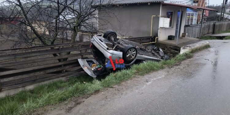 Video-Accident în Scobinți: Mașină proiectată într-o țeavă de gaz, două persoane rănite