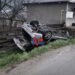 Video-Accident în Scobinți: Mașină proiectată într-o țeavă de gaz, două persoane rănite