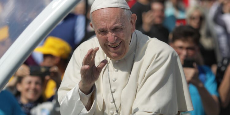 Papa Francisc a transmis că „trece printr-o perioadă de încercare” şi le mulţumeşte credincioşilor pentru rugăciuni