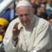 Papa Francisc a transmis că „trece printr-o perioadă de încercare” şi le mulţumeşte credincioşilor pentru rugăciuni