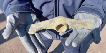 Un jandarm din Botoșani a găsit un artefact vechi, despre care se presupune că datează din perioada Culturii Cucuteni