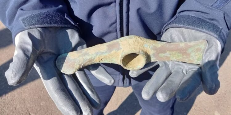 Un jandarm din Botoșani a găsit un artefact vechi, despre care se presupune că datează din perioada Culturii Cucuteni