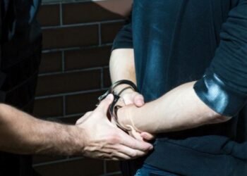 7 persoane urmărite internațional au fost aduse în țară de polițiști