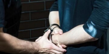 7 persoane urmărite internațional au fost aduse în țară de polițiști