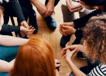 Sute de tineri dependenți de droguri!