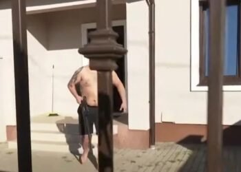 Un influencer care a făcut campanie pentru Călin Georgescu a ieșit după percheziții cu o armă de jucărie în fața casei: „Am venit să-i omor pe ăștia”