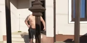 Un influencer care a făcut campanie pentru Călin Georgescu a ieșit după percheziții cu o armă de jucărie în fața casei: „Am venit să-i omor pe ăștia”